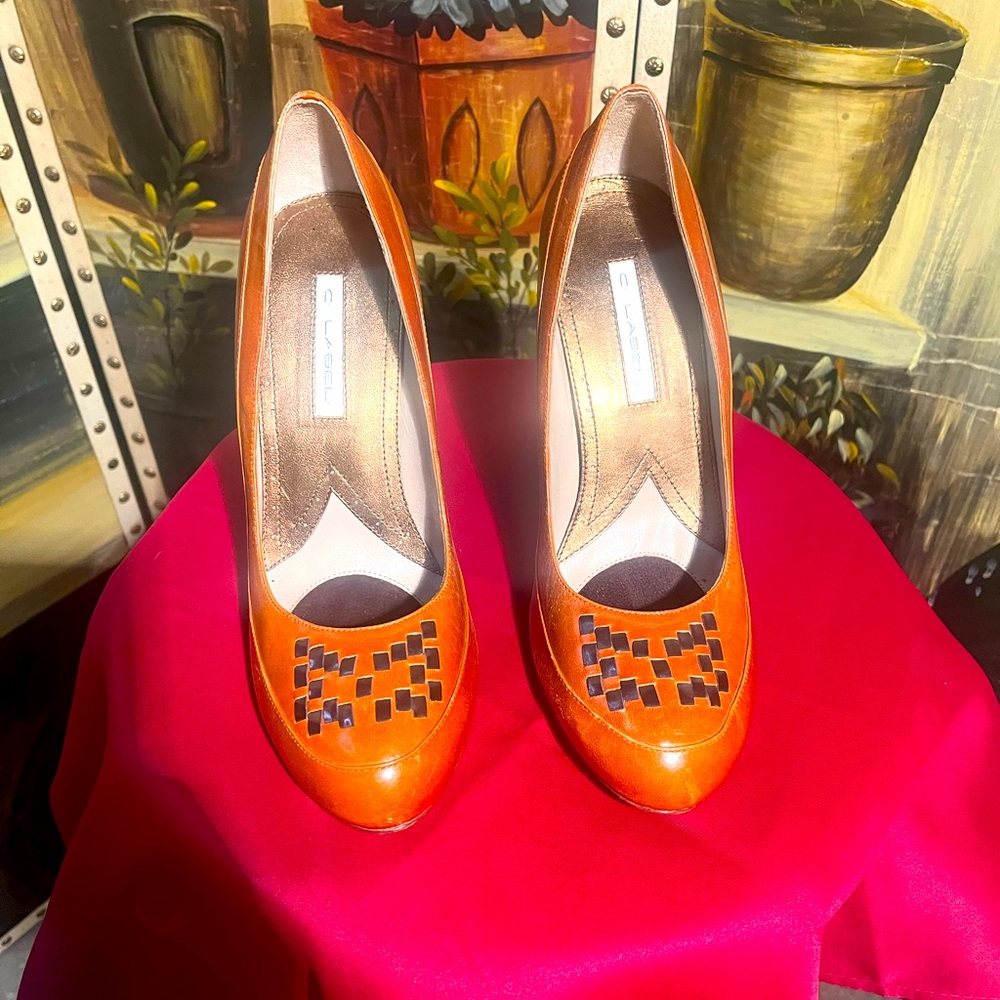 Size 9 C LABEL Leather Pumps!